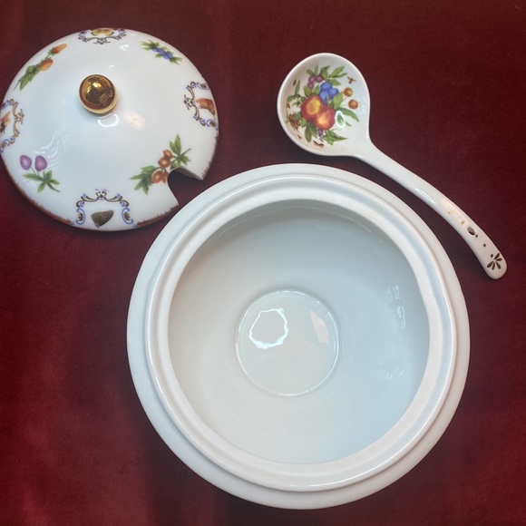 I. GODINGER & CO. Yorkshire Pattern Porcelain Tureen - Picture 4 of 10